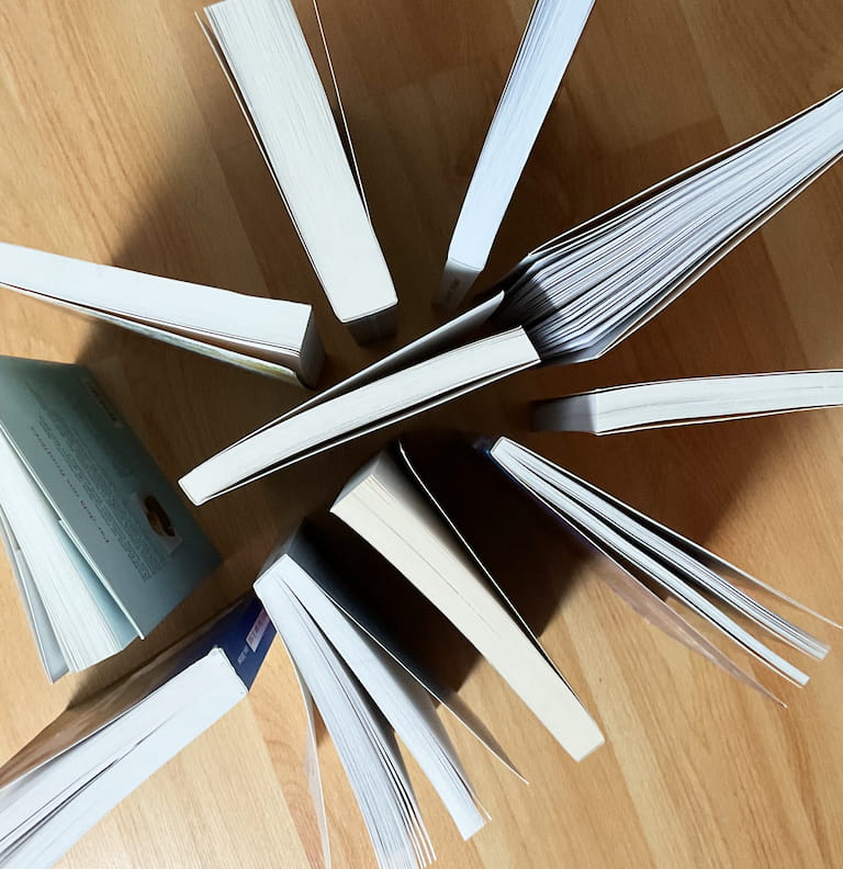 Livres posés sur la tranche, vus de haut